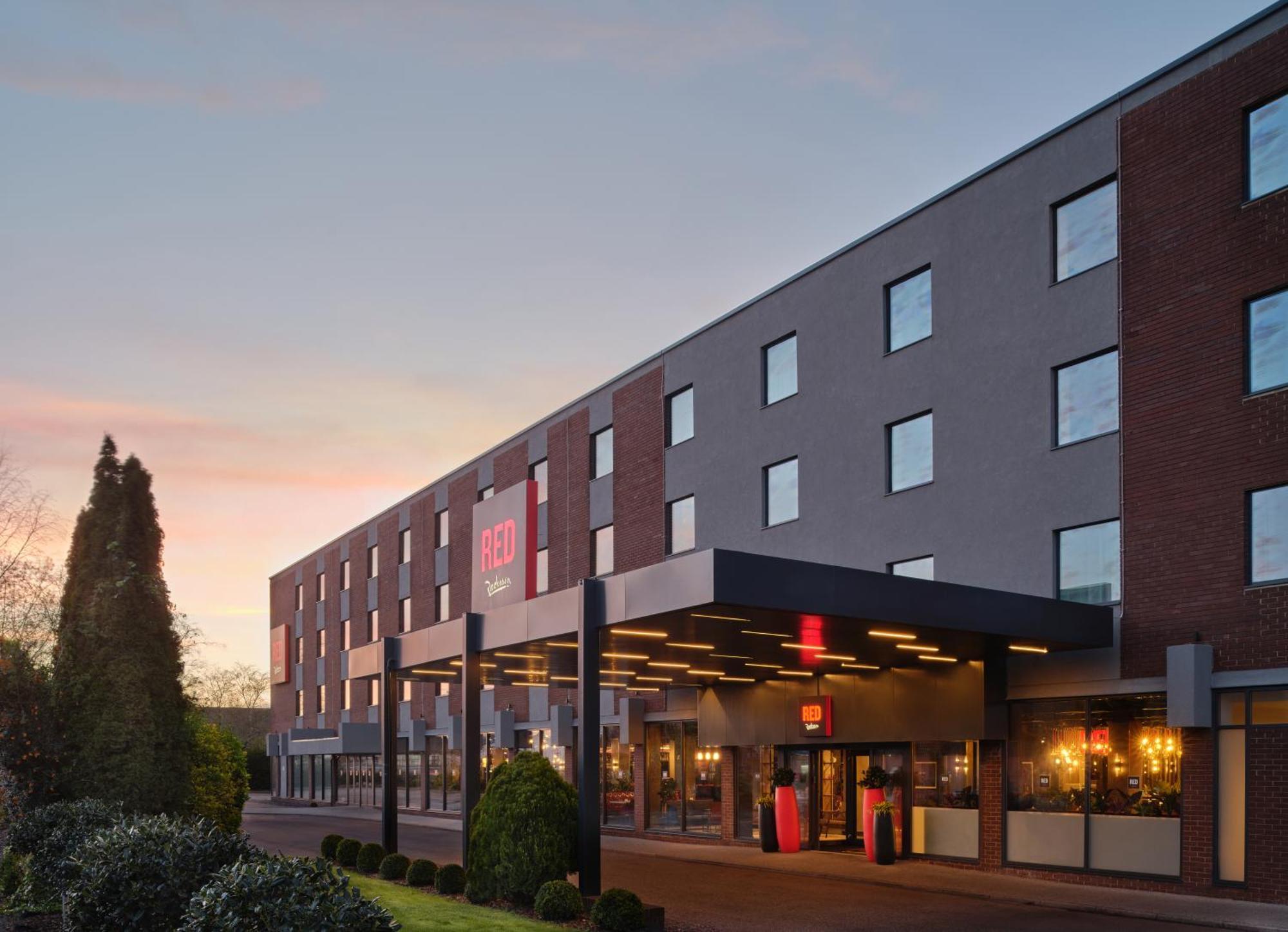 فندق Radisson Red London Gatwick Airport كرولي المظهر الخارجي الصورة