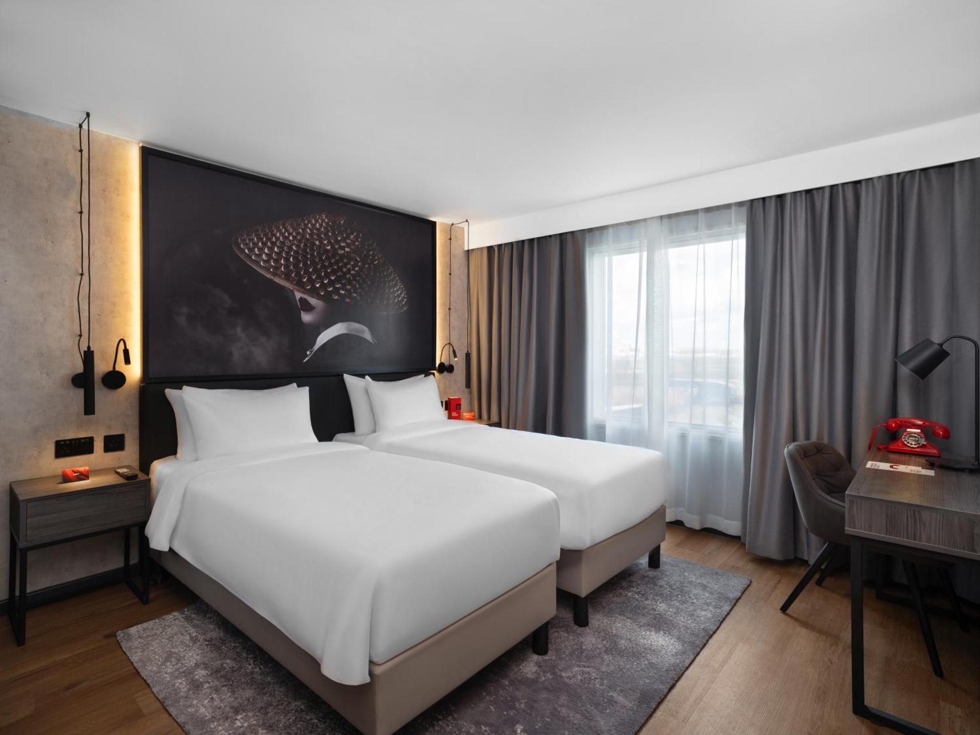 فندق Radisson Red London Gatwick Airport كرولي المظهر الخارجي الصورة