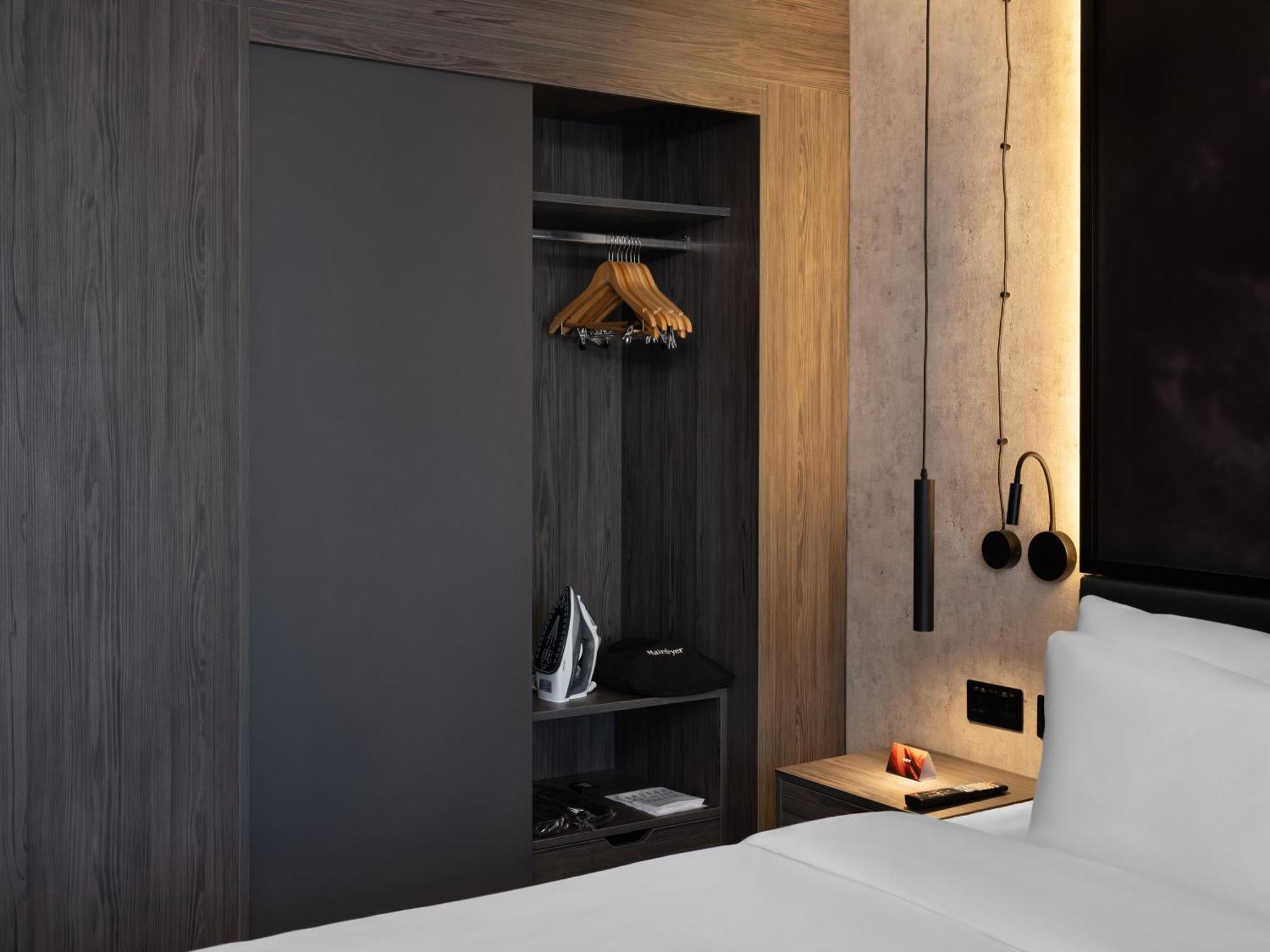 فندق Radisson Red London Gatwick Airport كرولي المظهر الخارجي الصورة