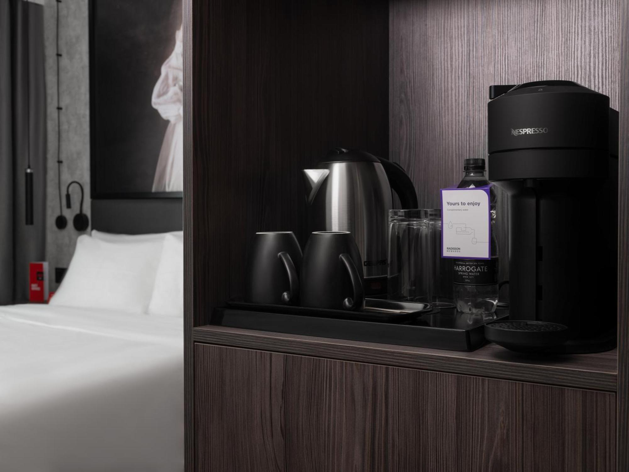 فندق Radisson Red London Gatwick Airport كرولي المظهر الخارجي الصورة
