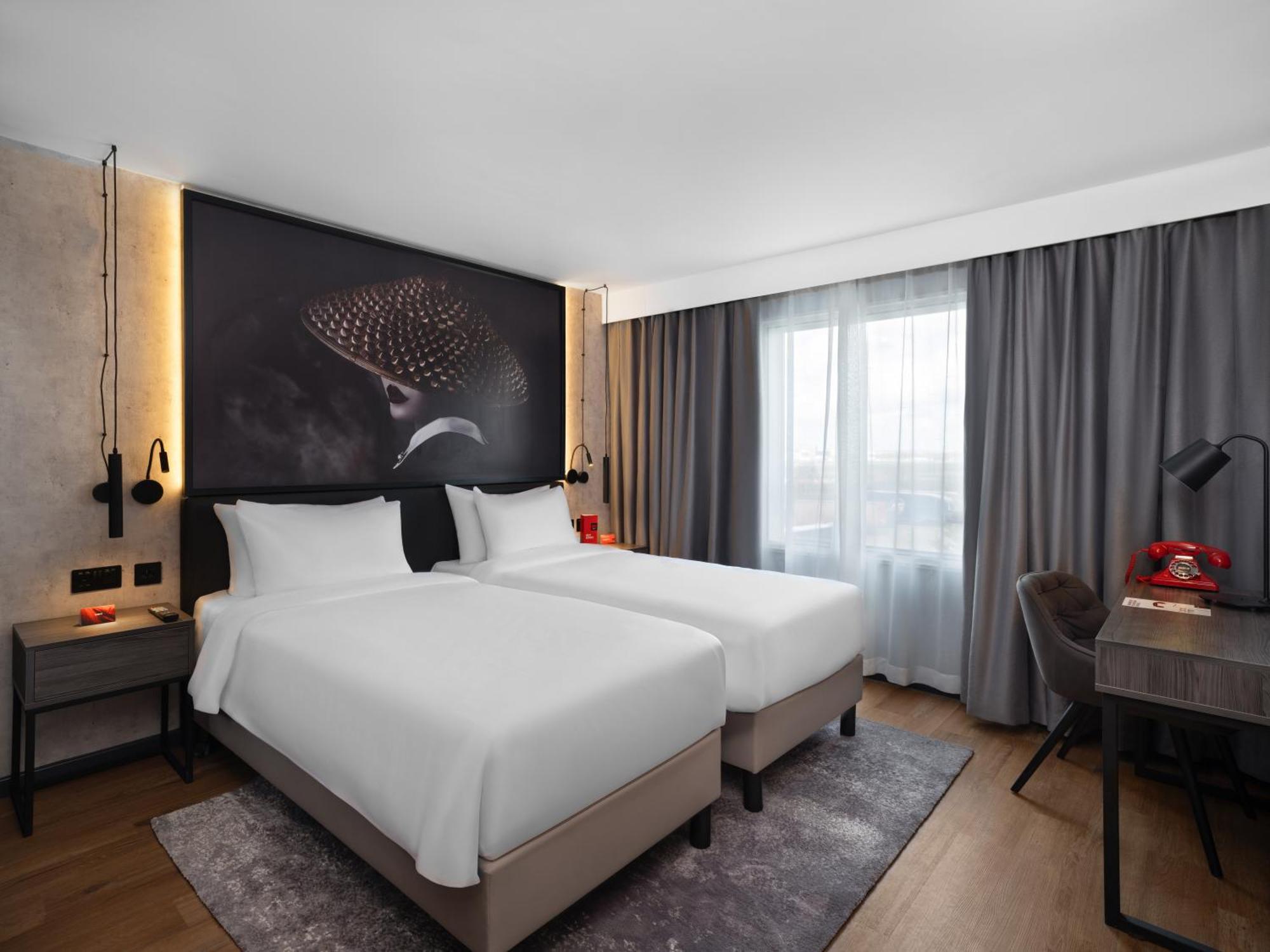 فندق Radisson Red London Gatwick Airport كرولي المظهر الخارجي الصورة