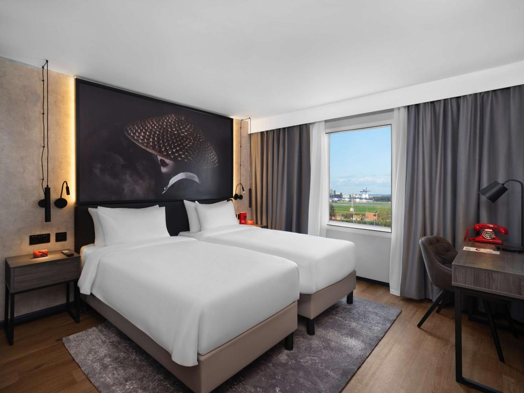 فندق Radisson Red London Gatwick Airport كرولي المظهر الخارجي الصورة