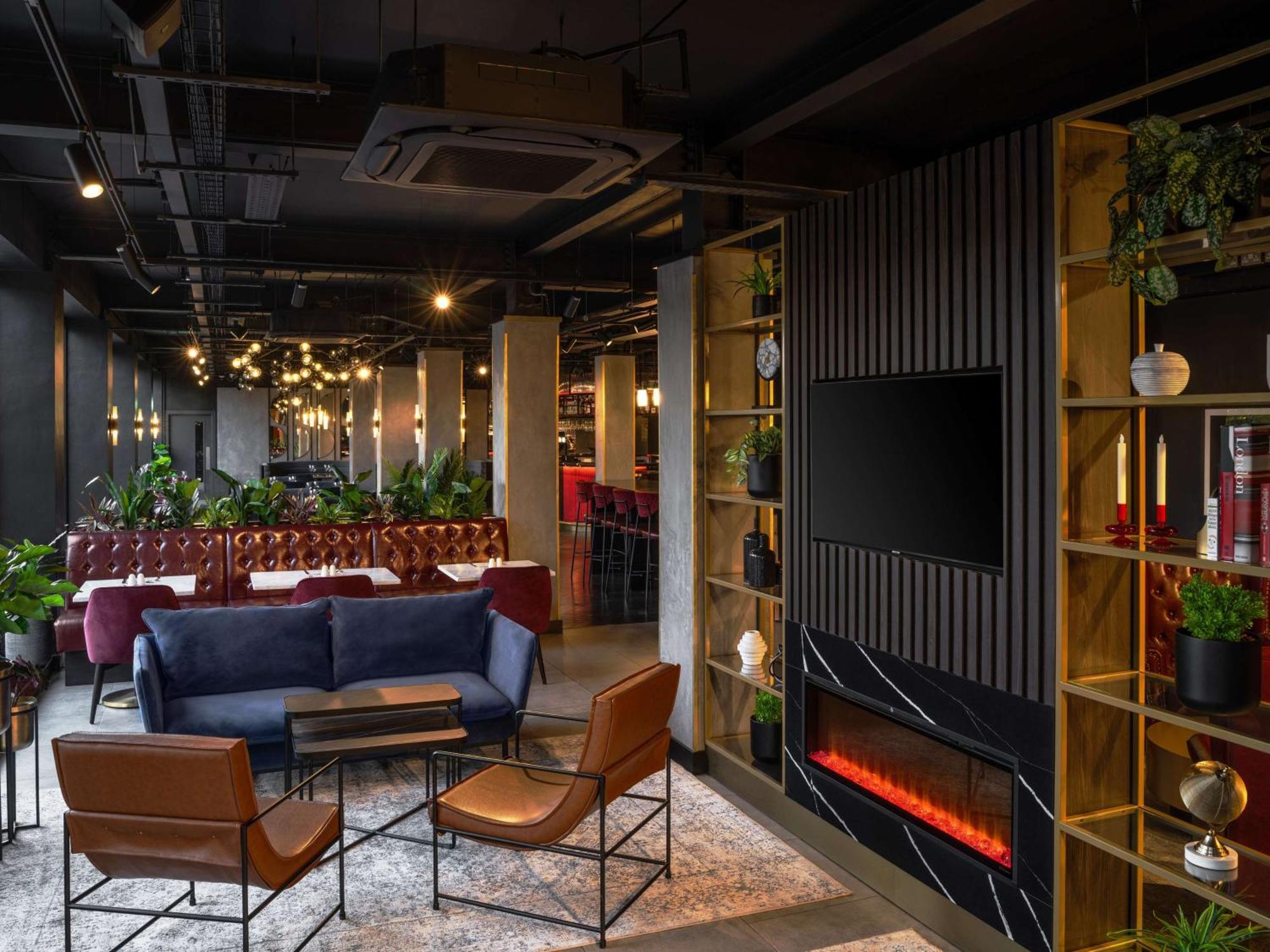 فندق Radisson Red London Gatwick Airport كرولي المظهر الخارجي الصورة