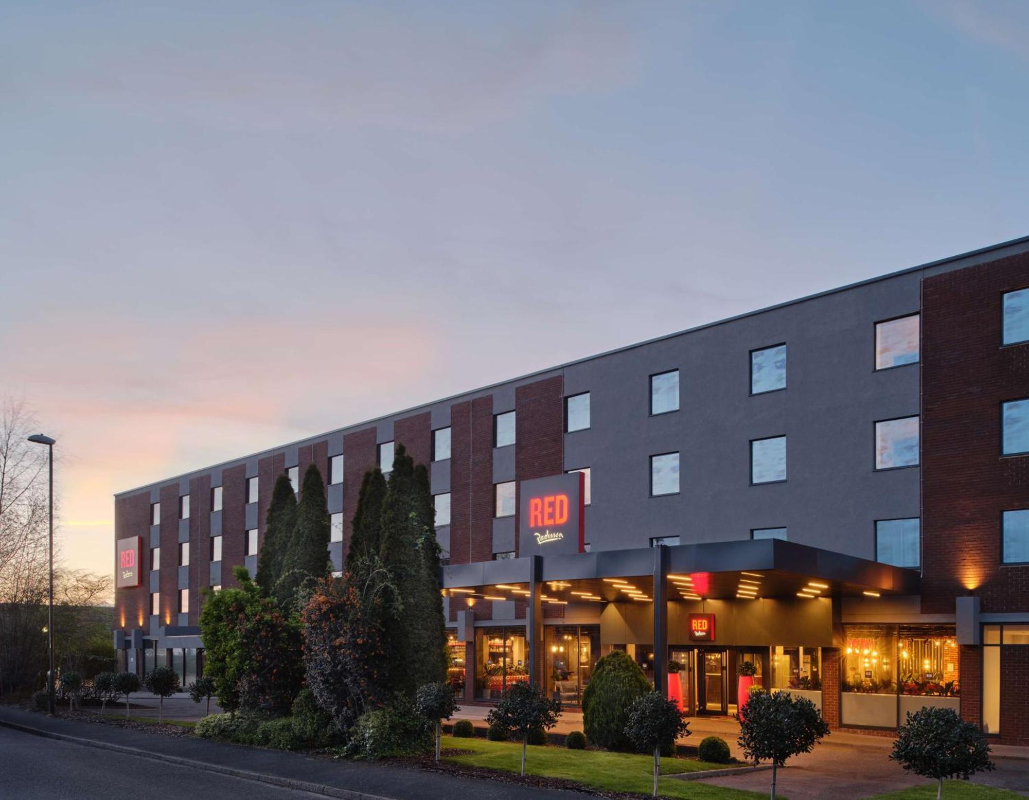 فندق Radisson Red London Gatwick Airport كرولي المظهر الخارجي الصورة