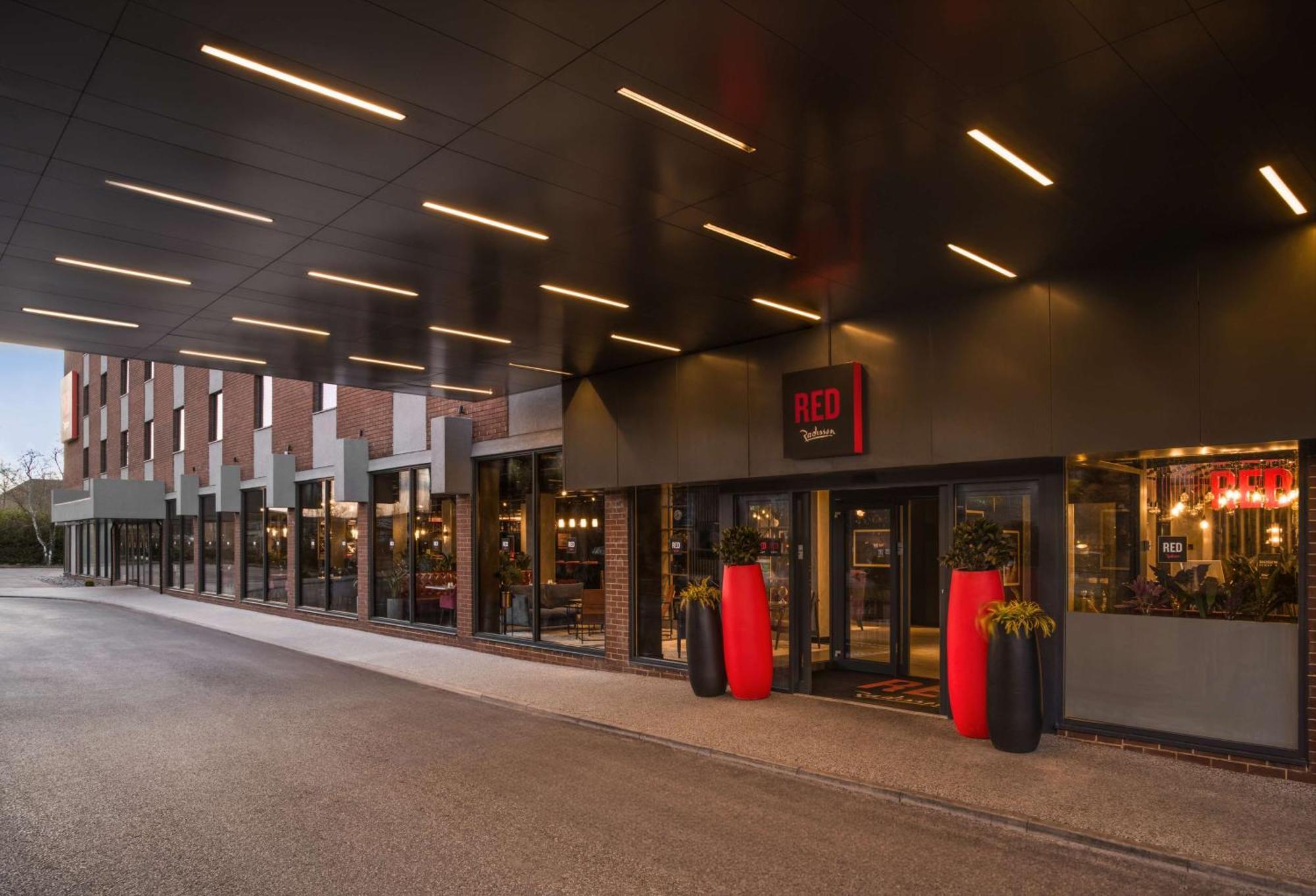فندق Radisson Red London Gatwick Airport كرولي المظهر الخارجي الصورة